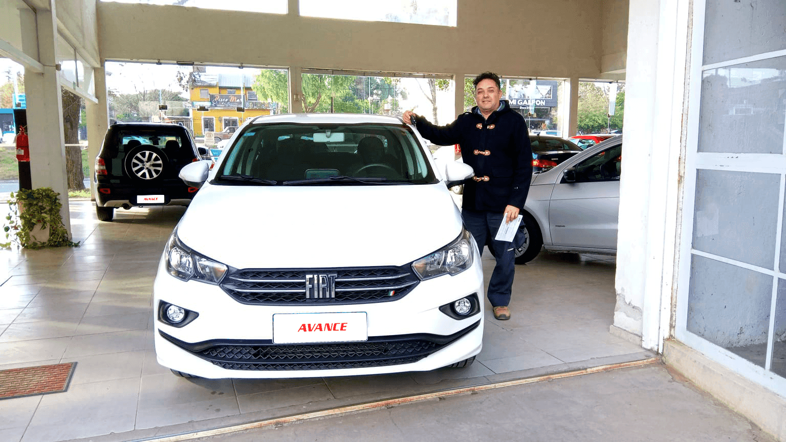 Cliente de Avance Automotores, en su nuevo auto.