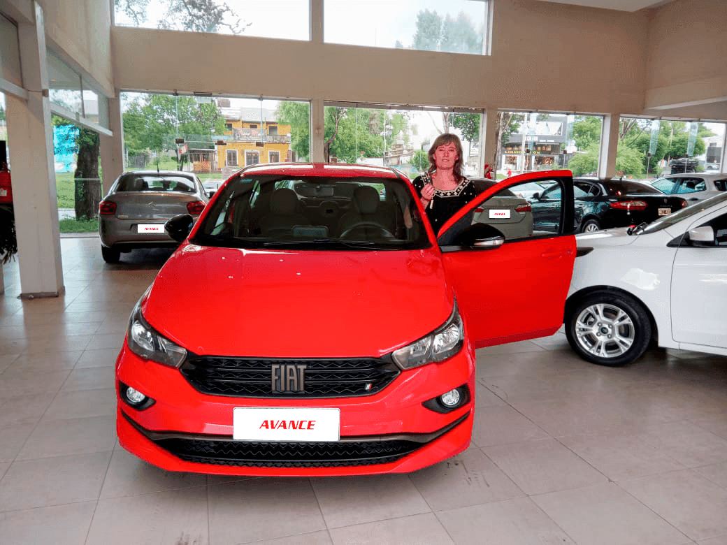 Cliente de Avance Automotores, en su nuevo auto.