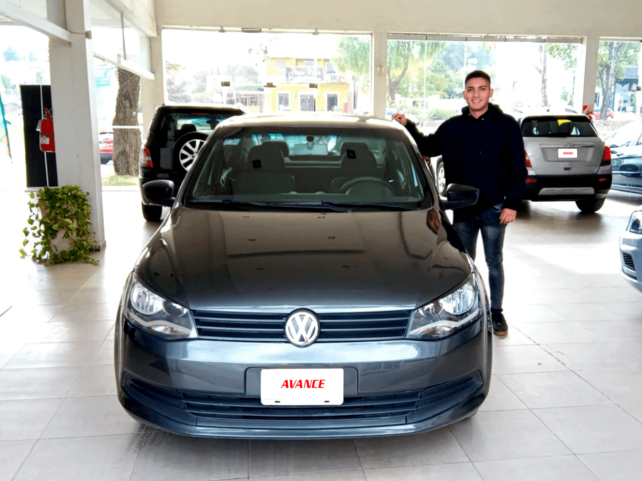 Cliente de Avance Automotores, en su nuevo auto.