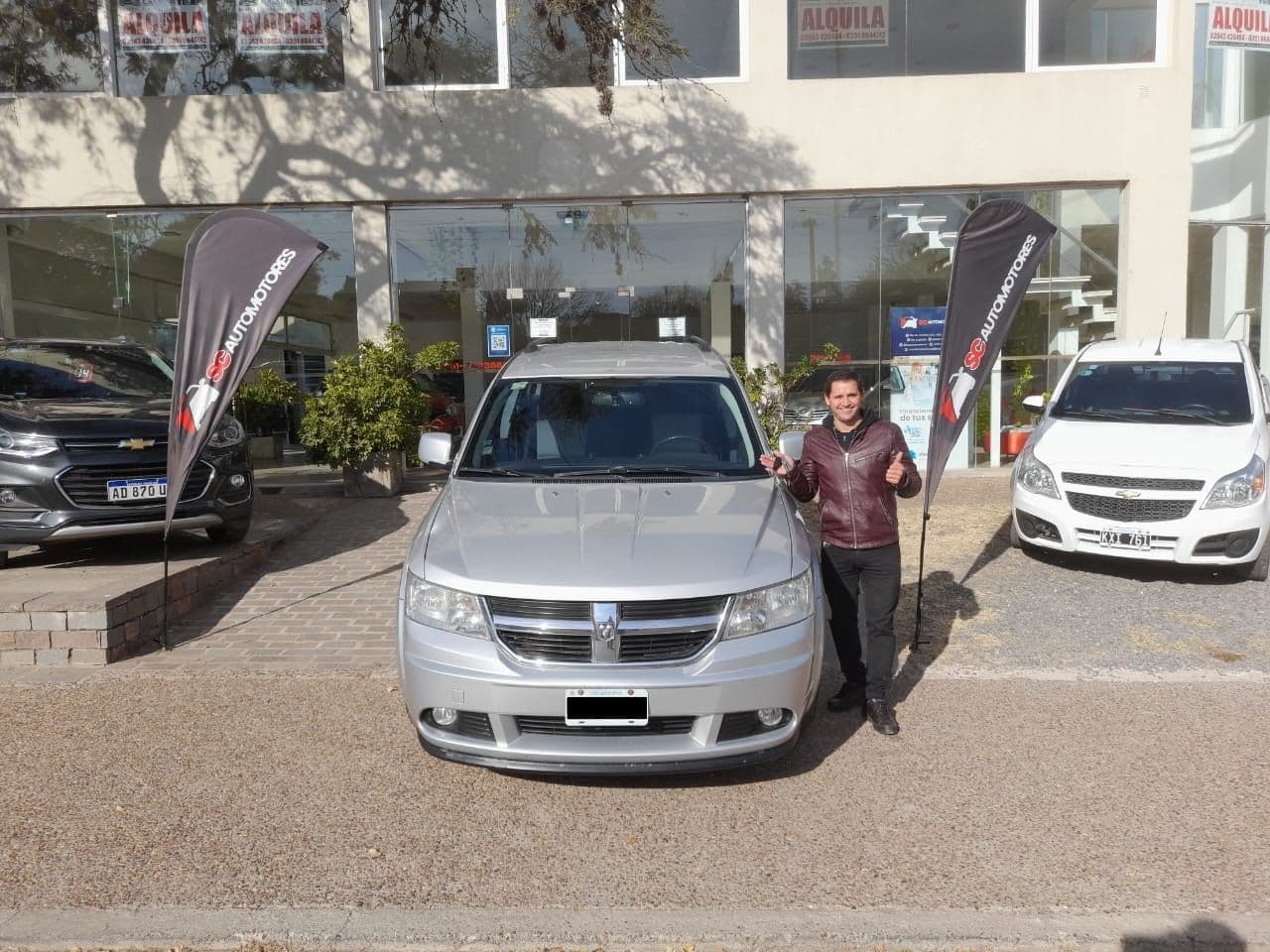 Cliente de Avance Automotores, en su nuevo auto.